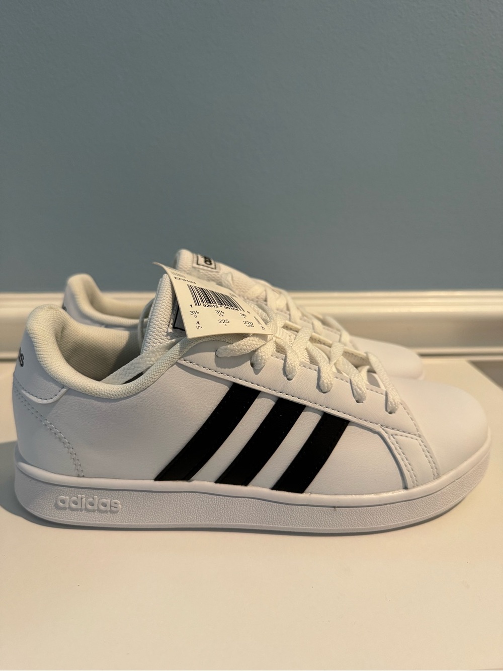 adidas White Sneakers with Black Three-Stripes/Size6Women/Size4BigGirls